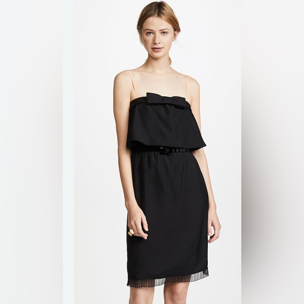 Beautiful Marc Jacobs silk dress with a flare shape and a bow not with a belt.